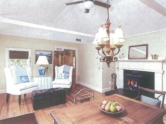 Dining room w/fireplace