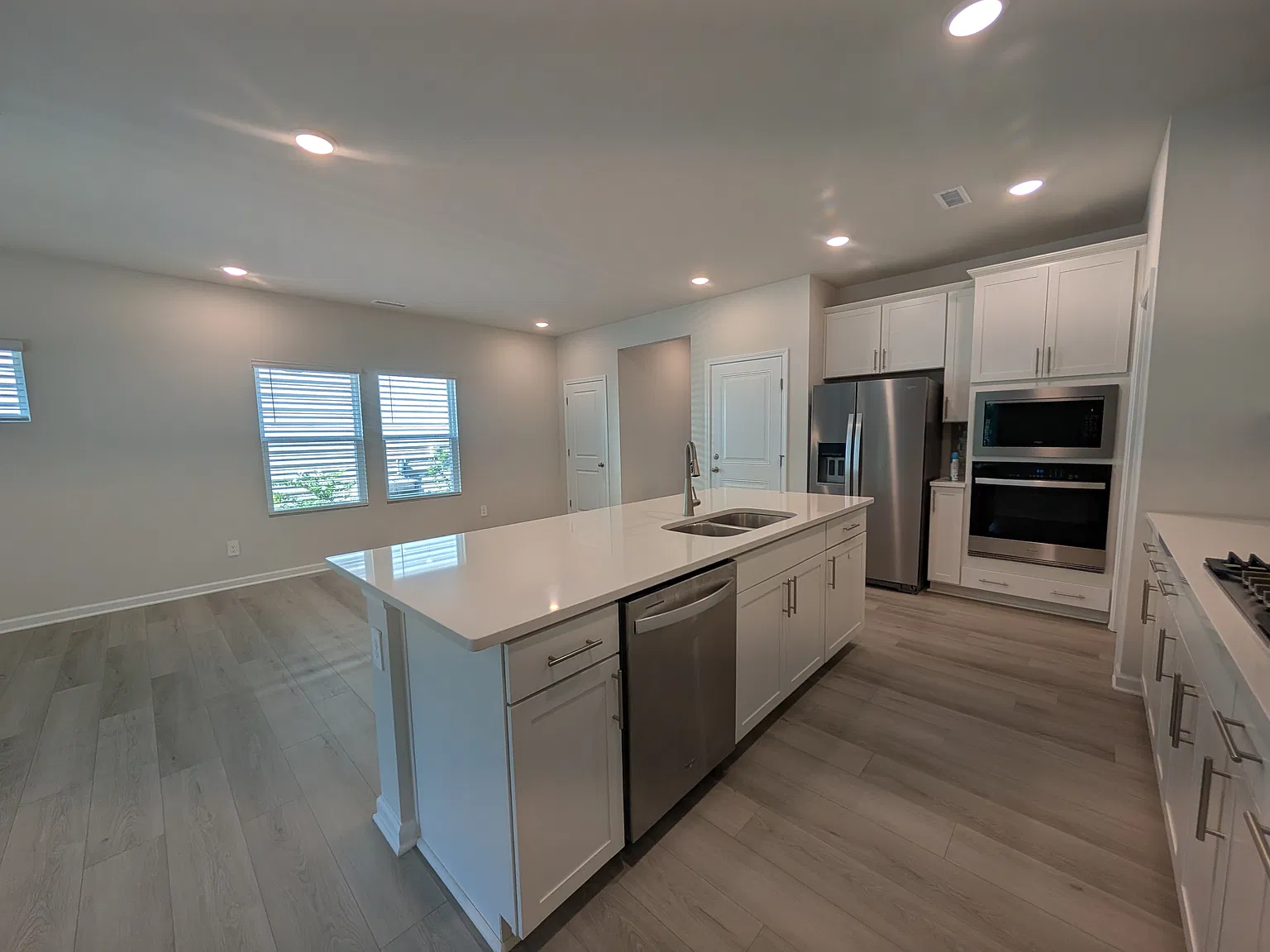 5 bed, 2352 sqft, $2,349 — Photo 4