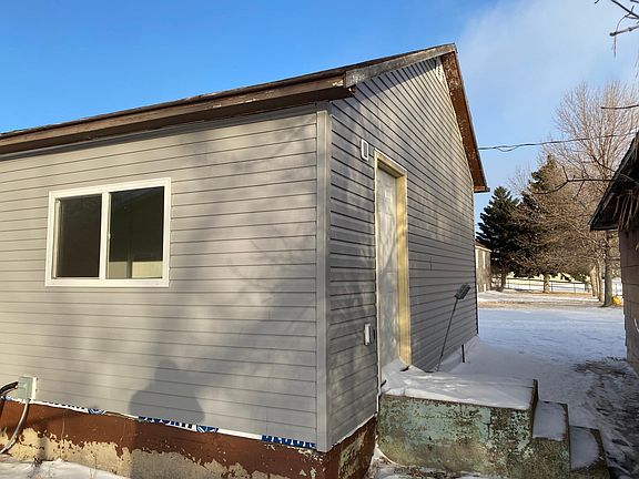 2nd image of 832 Main St