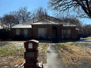 900 Evandale Rd, Burleson, TX 76028