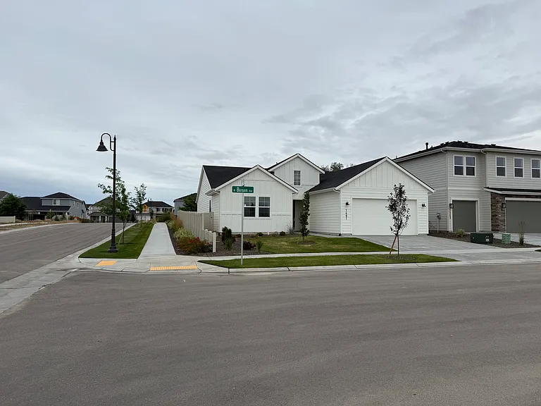 1481 N Burnam Ave — Photo 2