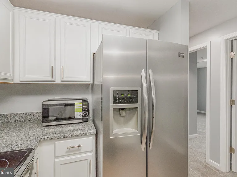 100 Grosvenor Ln #3 — Photo 16