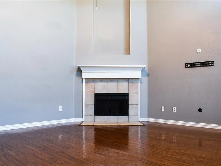 409 Royal Crest Dr — Photo 7