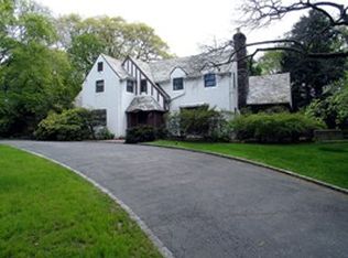 24 Amherst Rd, Great Neck, NY 11021