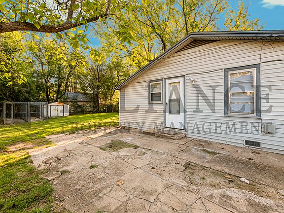3rd image of 1910 S Custer Ave