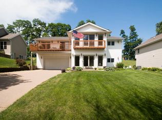 622 N 4th St, Le Claire, IA