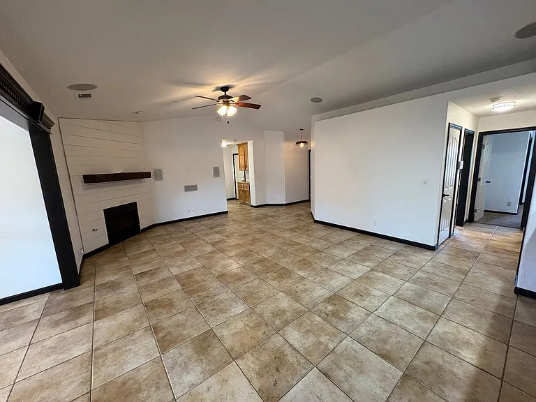 1031 N Crenshaw St — Photo 12