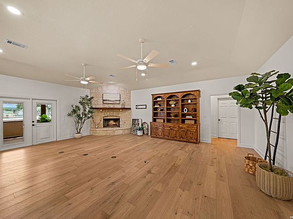 3rd image of 140 Oak Hampton Trail