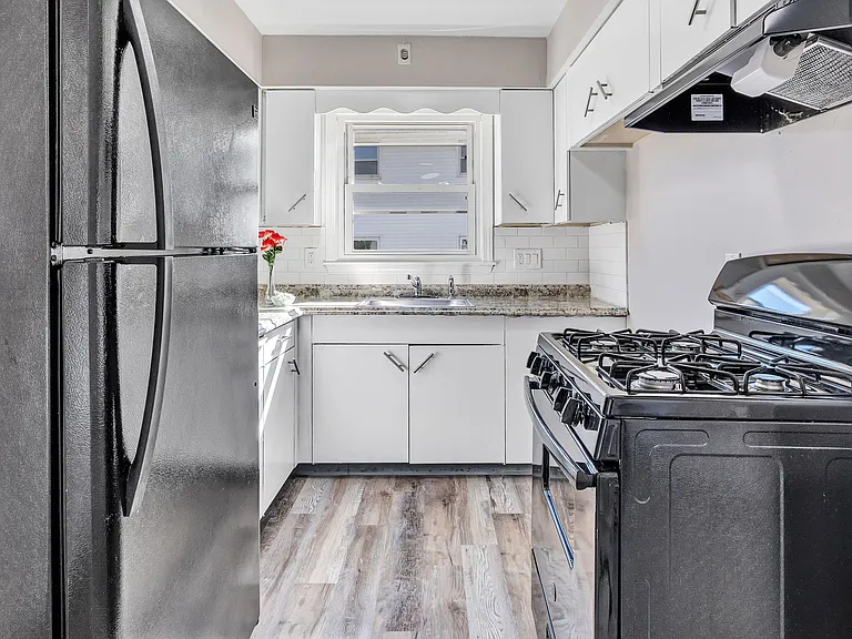 134 Alexander Ave — Photo 1