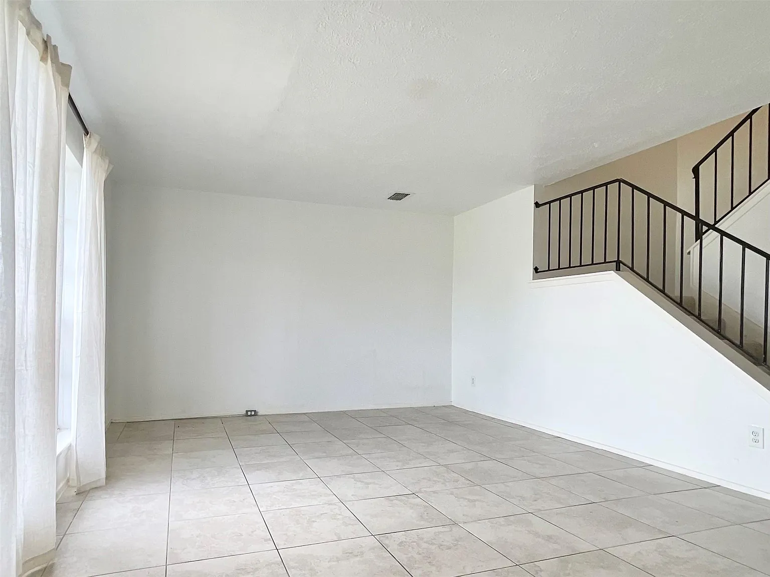 3 bed, 3.0 bath, 1728 sqft, $1,550 — Photo 3