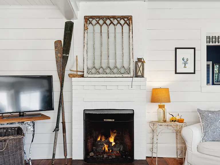 Amazingly realistic gas fireplace behind a screen (not glass) emits heat and ambiance at the turn of a knob.