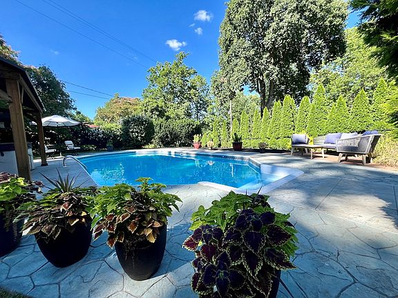4th image of 6 Knollwood Ln