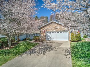 7 Holiday Dr, Arden, NC 28704