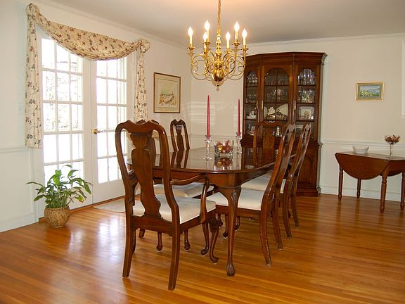Entertainment size dining room