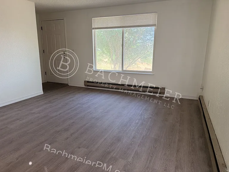 912 SE Hailey Ave — Photo 2