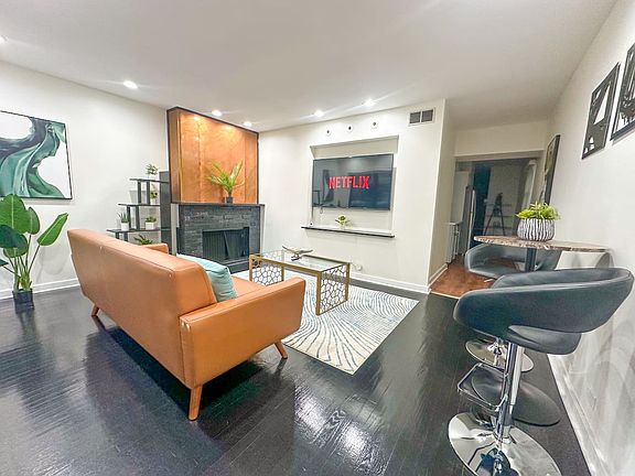 4th image of 117 E Bellevue Pl #D
