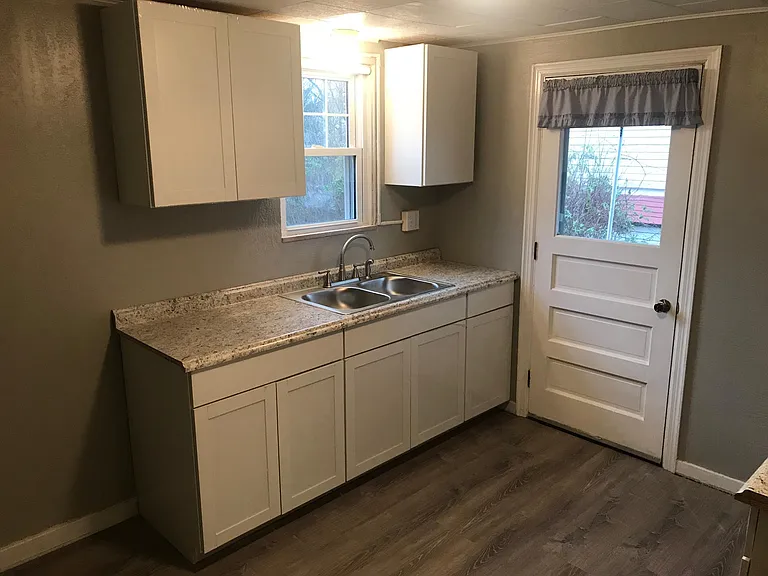 1016 Lindberg Ave — Photo 2