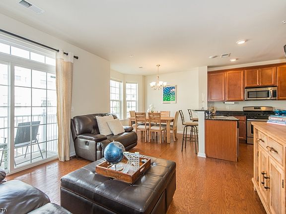 2nd image of 7 Dahlia Ln