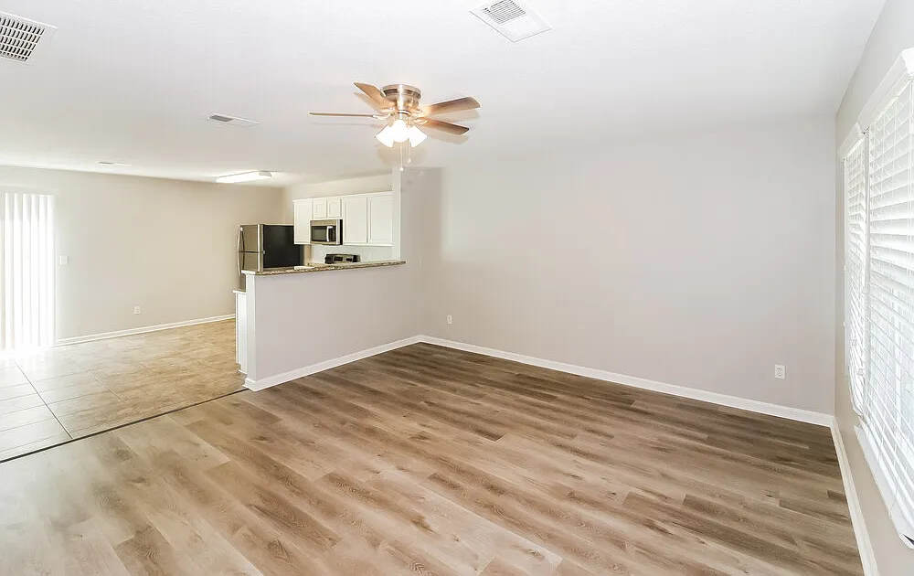 3 bed, 2.5 bath, 1721 sqft, $1,675 — Photo 4
