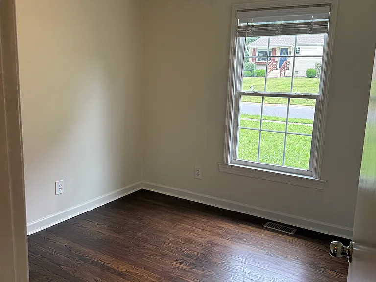Guest bedroom I, first on the left off the hallway
