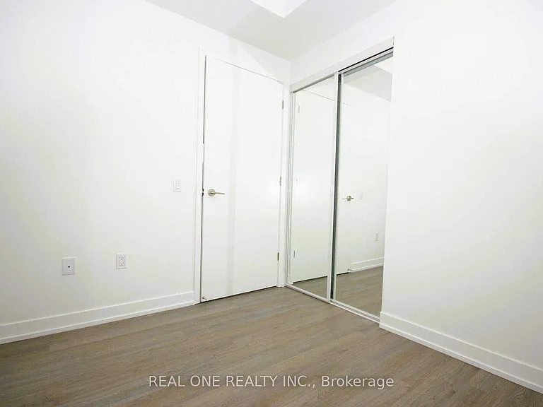 39 Roehampton Ave #1709 — Photo 11