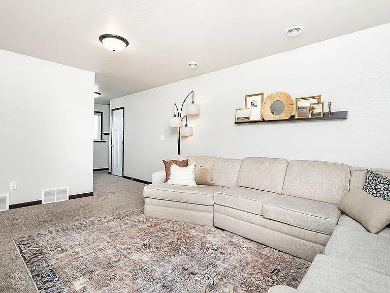 1063 Barnes Dr W — Photo 13
