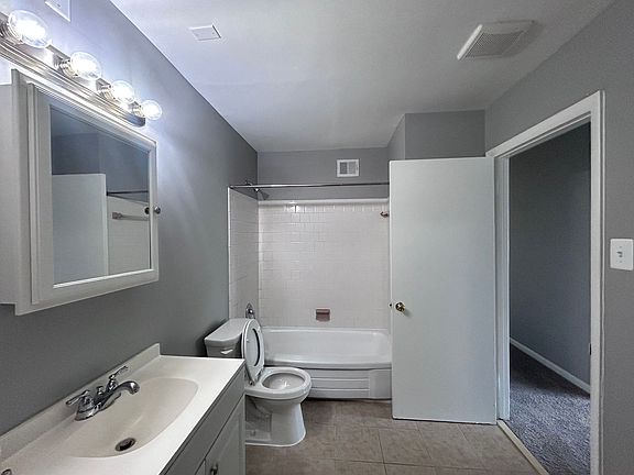 5th image of 901 Woodson Rd APT C