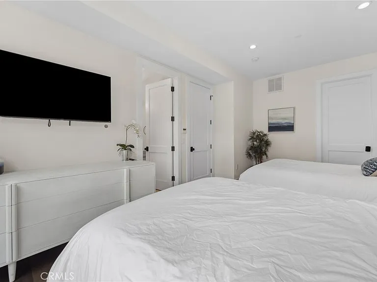 2801 Bayside Dr — Photo 35