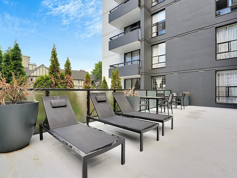 1005 Jervis St — Photo 23