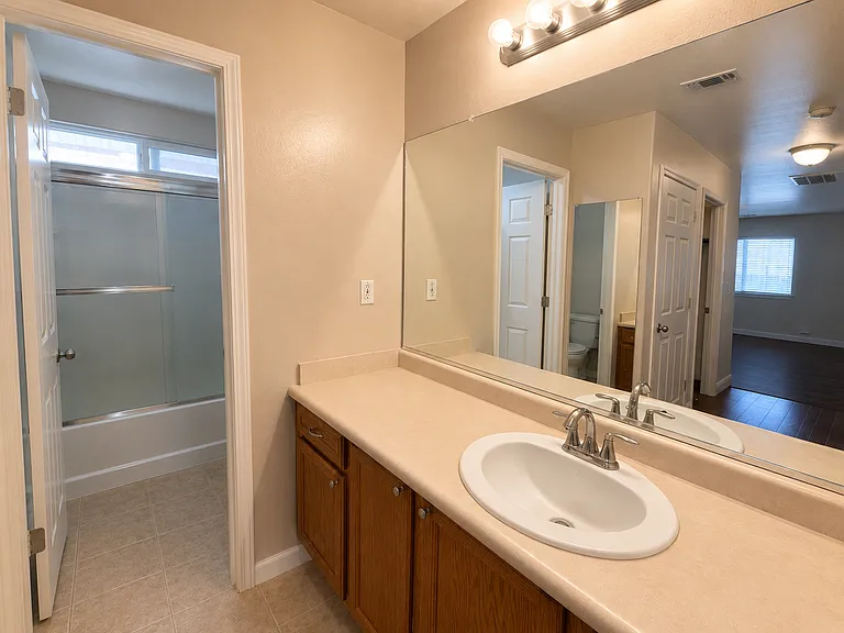 3290 N Vista Ave — Photo 11