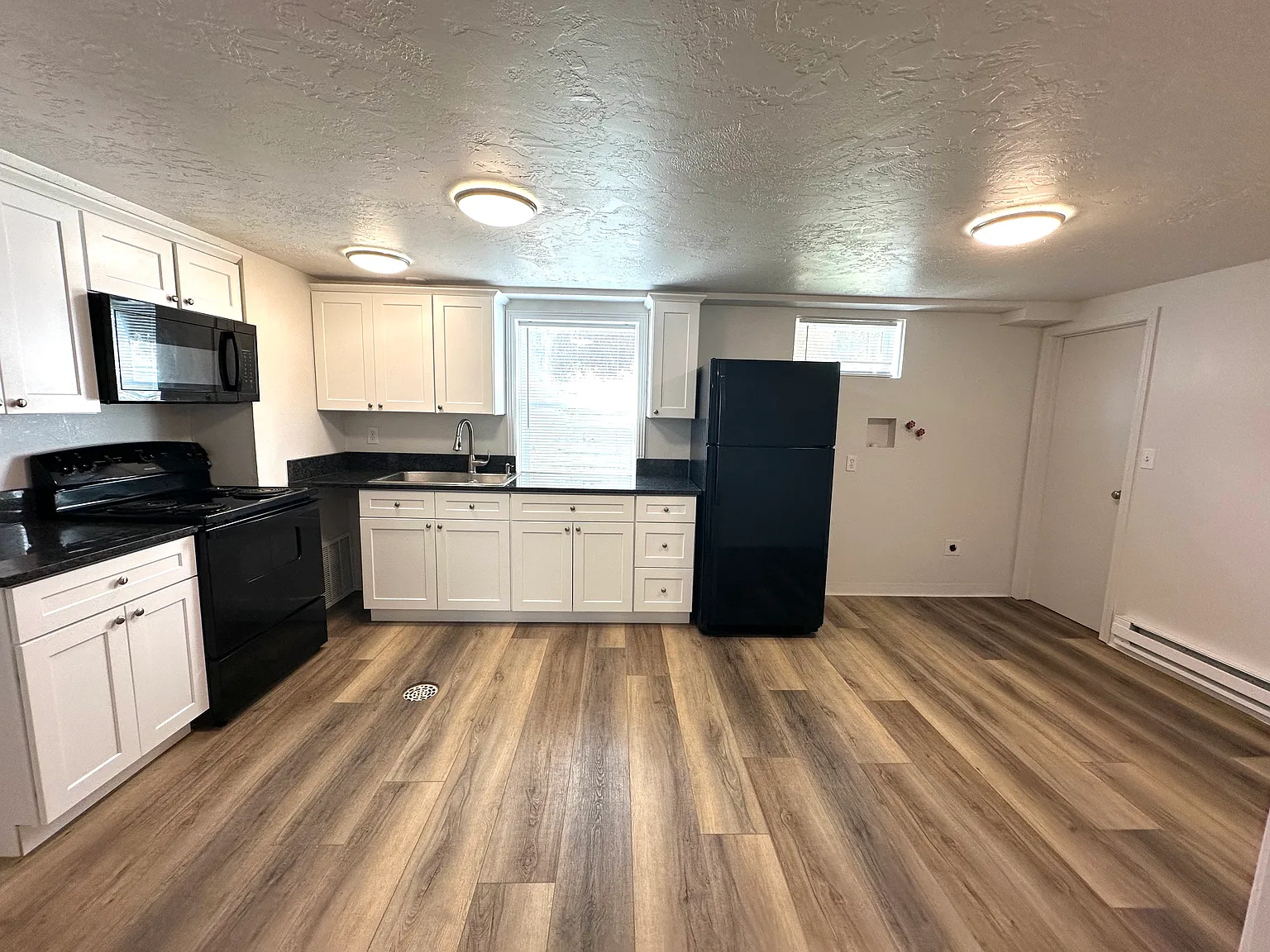 3 bed, 912 sqft, $1,350 — Photo 2