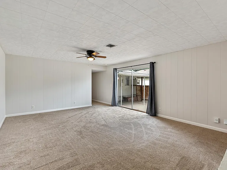 704 Windsor Dr — Photo 6