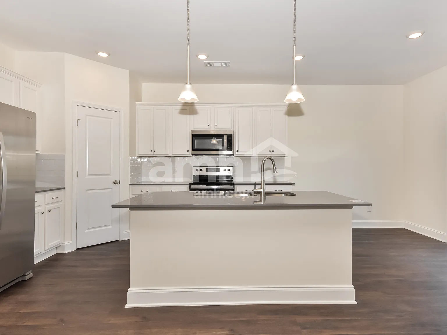 4 bed, 2.5 bath, 2297 sqft, $2,875 — Photo 4