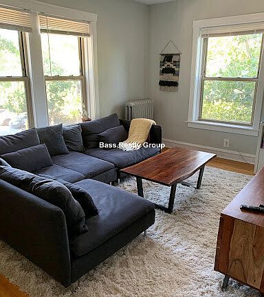 3rd image of 5945 N Greenview Ave #1A