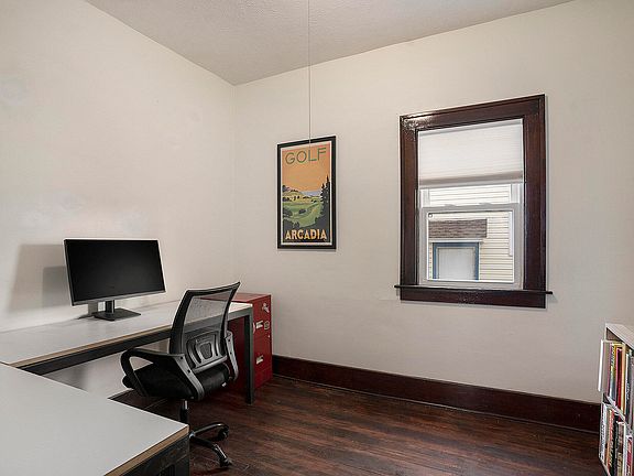 4th image of 1012 Evergreen St SE