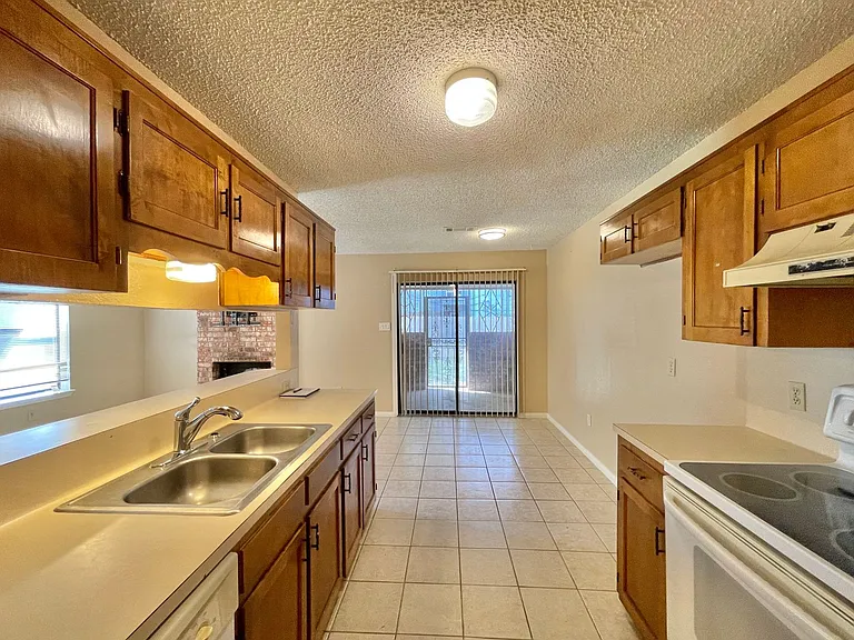 4806 Rainbow Cir — Photo 9