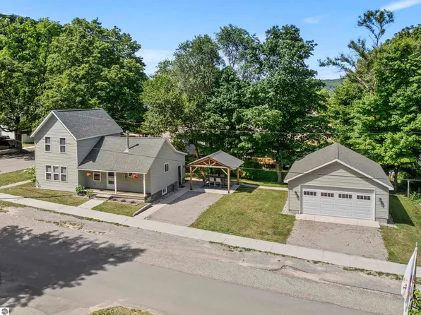 242 Grant St, Elberta, MI 49628