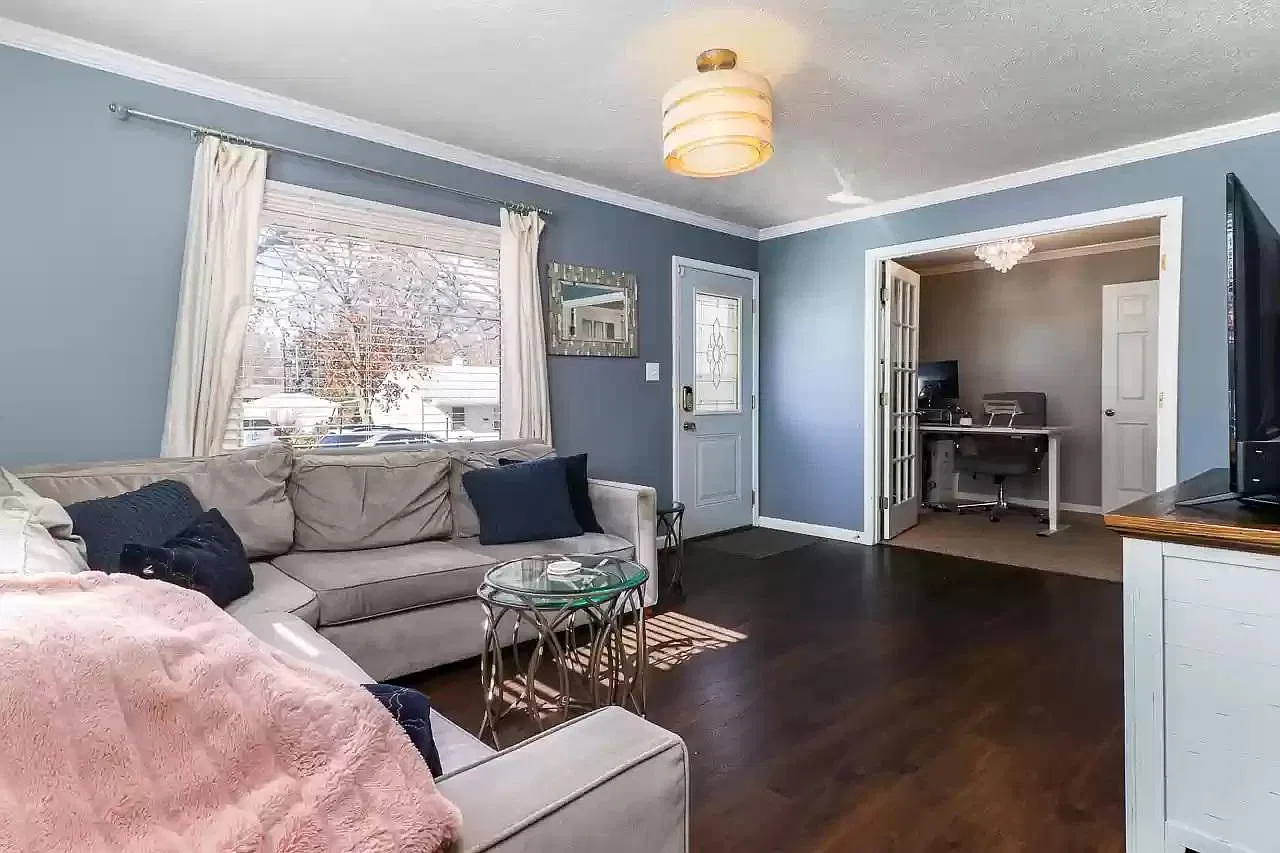 3 bed, 880 sqft, $1,700 — Photo 3