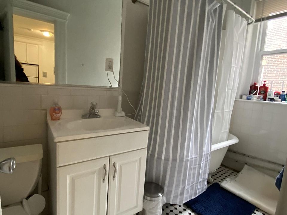 2nd image of 27 Hemenway St #28