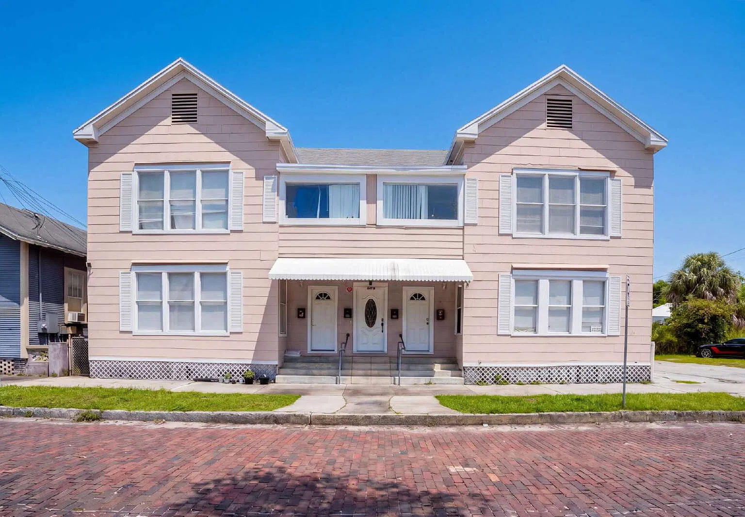 3 bed, 1.0 bath, 1175 sqft, $2,000 — Photo 1