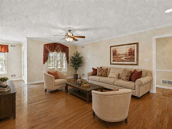 3rd image of 502 Leah Ct