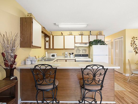 4th image of 500 Fairway Village Dr. #4-F