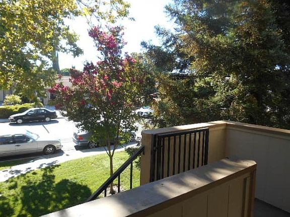3rd image of 402 Colony Cove Dr