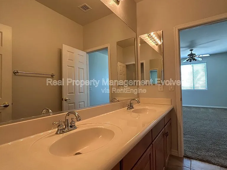 9707 S 45th Ave — Photo 54
