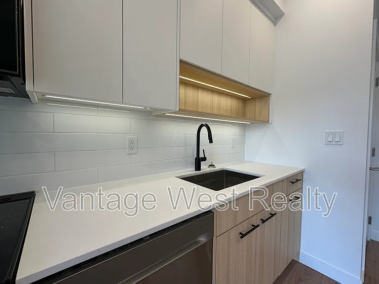 1380 Pridham Ave #305 — Photo 9