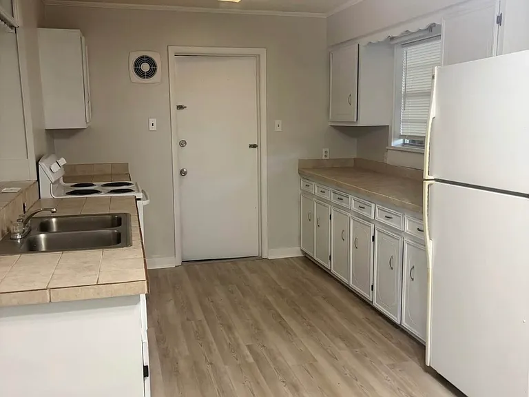 1615 Lewis Ave — Photo 7
