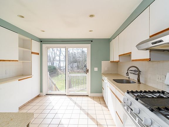 5th image of 7 Gregory Ln