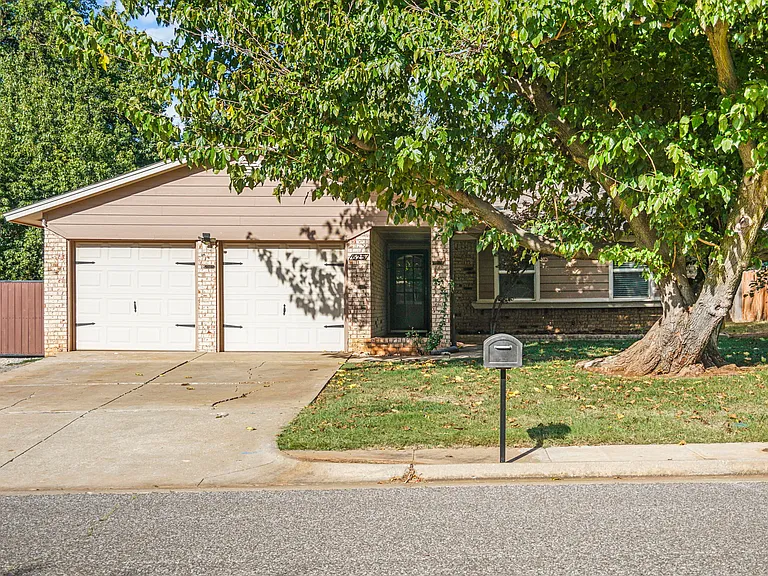 625 Hawthorne Pl — Photo 3