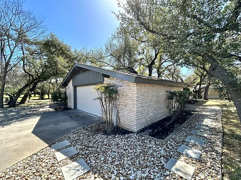 9108 Balcones Club Dr — Photo 22