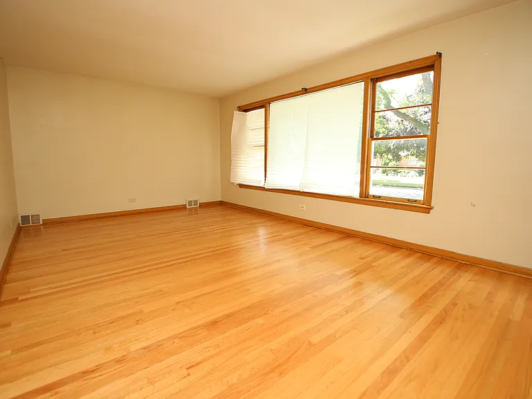 8214 W Wilson Ave — Photo 3